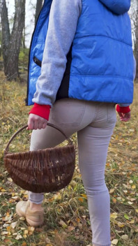 Milf en pantalones ajustados recogiendo setas en el bosque fetiche por el culo