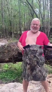 Самый симпатичный плюшевый медведь выпустил так много спермы, огромные яйца ебаря