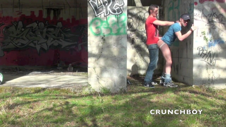 Crunch Boy: Två muskler sexiga pojkar knullar på diskret plats utomhus