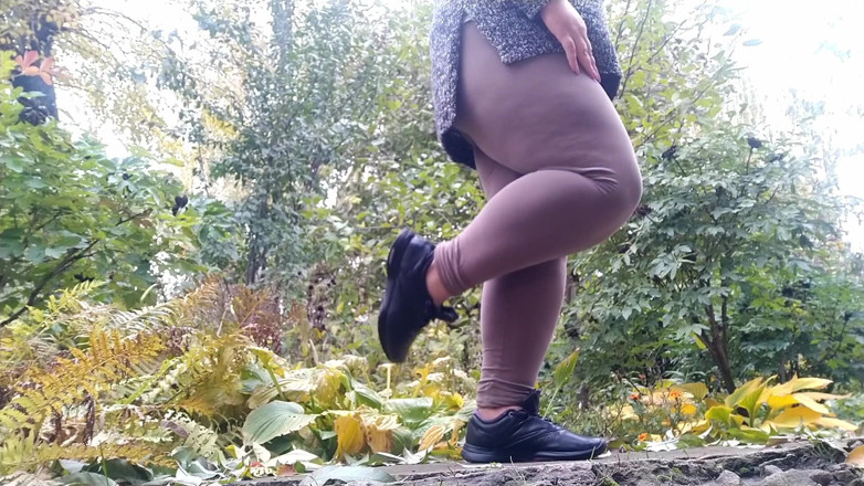 Elena: MILF in leggings pissing in autumn park