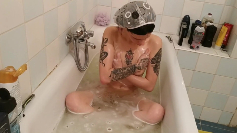 Beth Kinky: Baden und achselhöhle rasieren