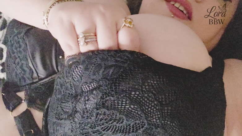 LoraBbw: Bbw findom: vai rotto per le mie grandi tette