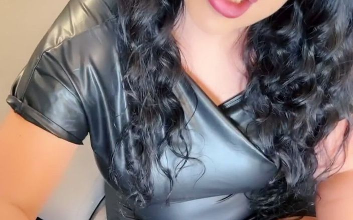 LadyAyse5: Masturbează pula sclavului cu mănuși din latex