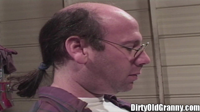Dirty Old Granny: Wajah bahenol nenek rambut kuncir ini dientot habis-habisan sama kontol...