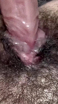 A garota esfrega contra o e leva a um orgasmo/esguicho a jato enquanto a colega de quarto está no chuveiro
