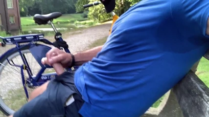 Branlette sur un banc de parc et éjaculation rapide