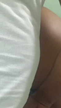 Unchiul vitreg căsătorit se bucură de o fată studentă cu uniformă în casa vecinului