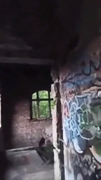 Um cara está se masturbando em um cenário de exploração urbana e é pego por um artista de boquete.