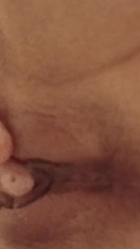 Masturbo mi coño mojado y apretado hasta el orgasmo