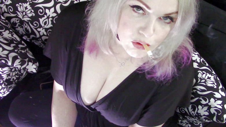 Smoke Temptress Annie Vox - Smoking Fetish: Pendurando um vermelho em um vestido preto