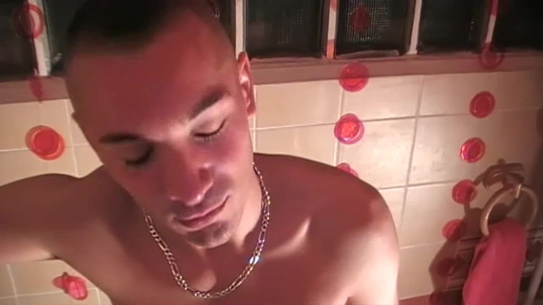 Gaybareback: Seksi erkekler banyoda sikişiyor