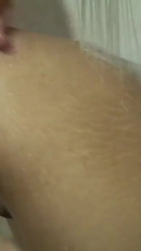 Asiatische eve hat schwarze haare und wird erregt, als sie sich aus zieht