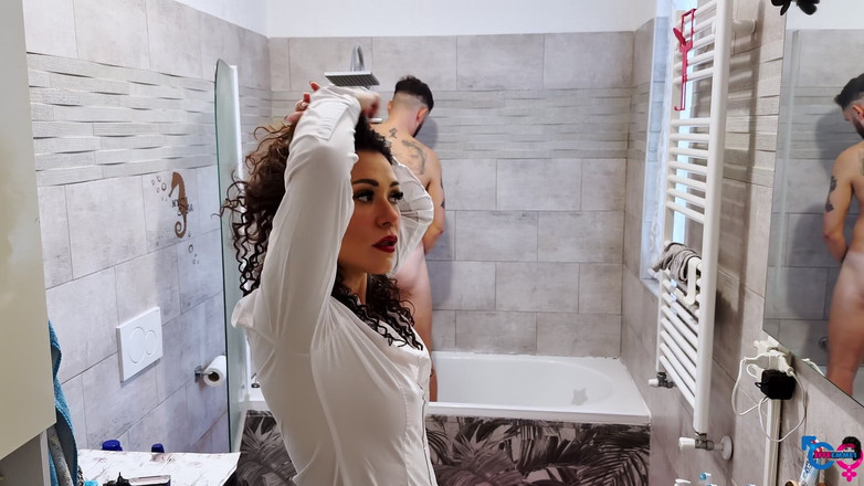 effeemme1: Effe Italienne Fait Une Fellation Habillée Dans La Baignoire Après...