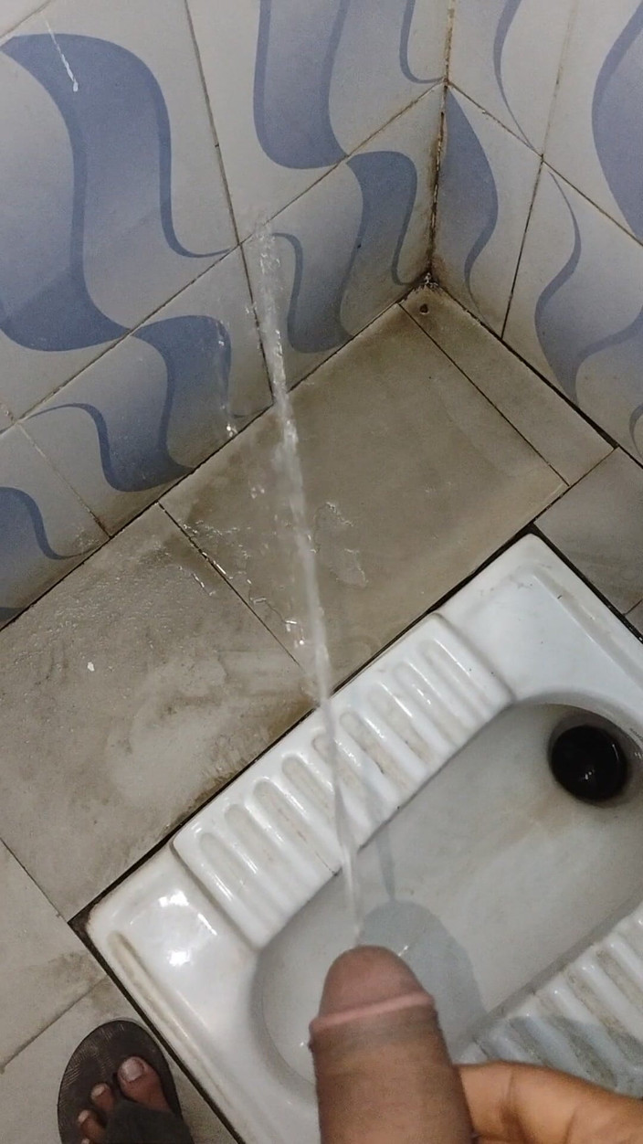 Adi T: Un tip sexy și-a masat penisul cu mâna.