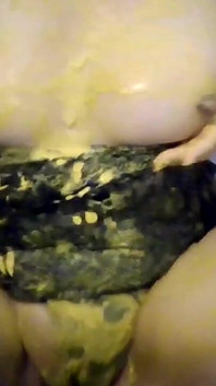 Азиатская девушка наслаждается мясистым горячим вайнером в много горчицы, спермы