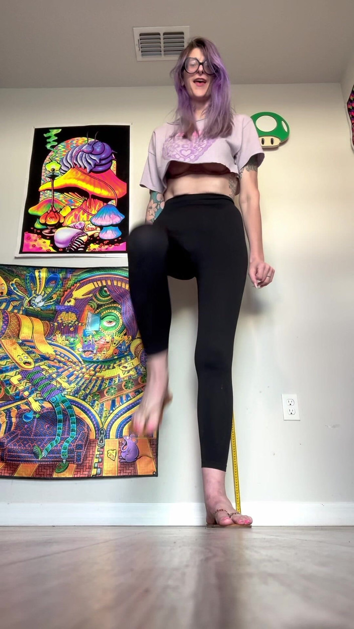 Peppermint Giantess: Pisoteando duro en chanclas