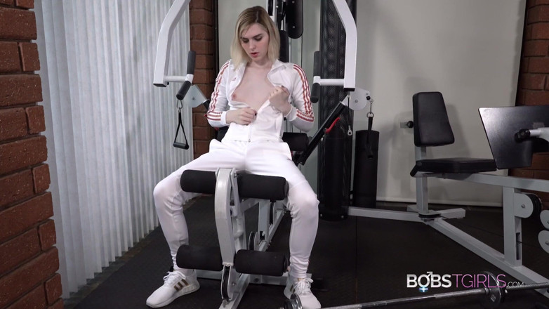 Bobs Tgirls: Ella Hollywood pancut di gim