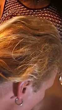 ホットなブルネットがバーで激しくセックスされる