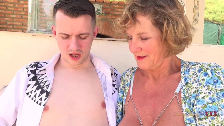 Aunt Judy's XXX: Auntjudysxxx - बड़े स्तनों वाली परिपक्व कमीनी Mrs. moly रिसॉर्ट बारटेंडर को बहकाती है