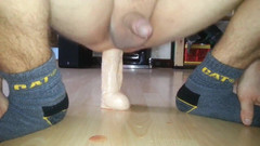 One2chris: Cewek sange ini lagi asik muasin lubang pantatnya pakai dildo...