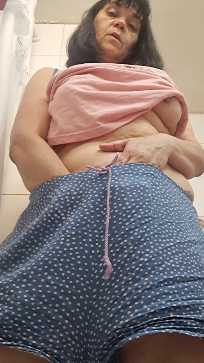 Mommy big hairy pussy: 興奮して目が覚め、膣は熱くて濡れている
