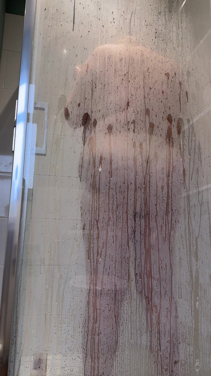 catherinecan69: Bergabunglah denganku di kamar mandi. Mmmm bugil dan sabun