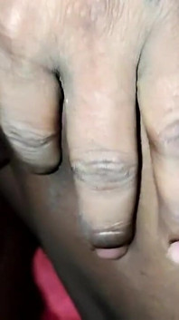 Awek desi muda berkongkek keras oleh dildo kayu besar dan merintih kuat