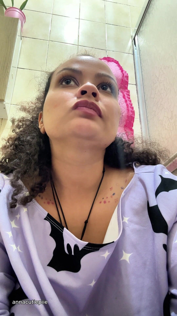 Cutiepiie Chubby: Fată gazoasă cu intolerantă la lapte pe toaletă și pârțuri