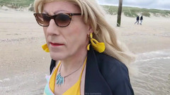Mrs Samantha: Samantha夫人在海滩上散步