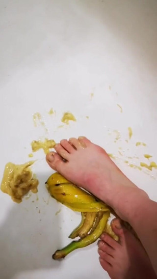 Erotic college: I like banana between the legs