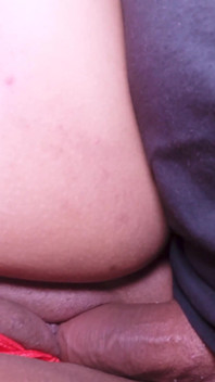 Sie rief mich an und lutschte meinen schwanz beim lügen, und ich steckte es in ihre muschi, sie war bereit, sperma in ihre muschi zu bekommen