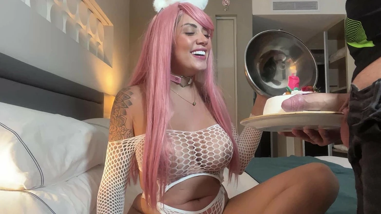 Sara Blonde: Мой сосед удивляет меня подарком на мой 24-й день рождения - блондинка Sara