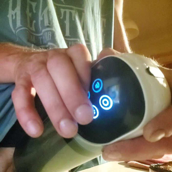 Felixxx86: Il pene di Felixxx in masturbatore elettrico