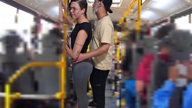 Gabi SweetCouplesStories: 放荡的学生在公交车上被射精