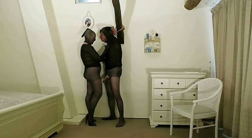 Nylon Ann: Beso de máscara lurex