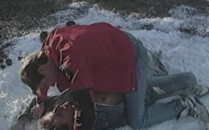 Gay RetroX VHS: Bărbați încălziți în îmbrățișare # 5