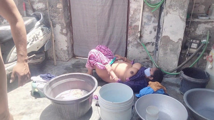 Yourgeeta8899: Ošukaná manželka při praní oblečení