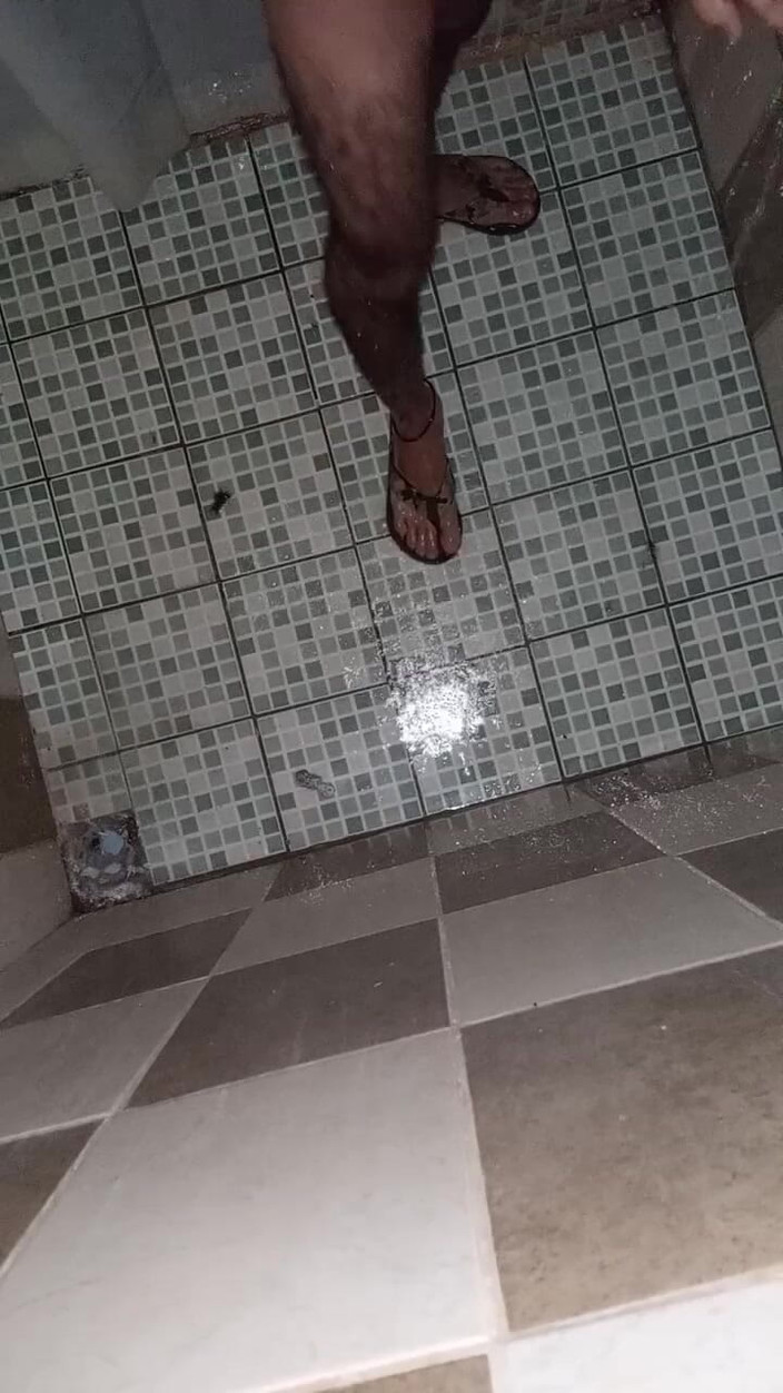 Cute boy jerks off: Паренек бреет свои яйца и мастурбирует