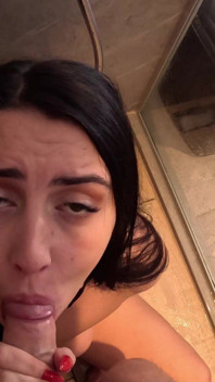 Çaresiz külot ıslatıyor iki ağız sidik derin gırtlak göt yalama yüze boşalma