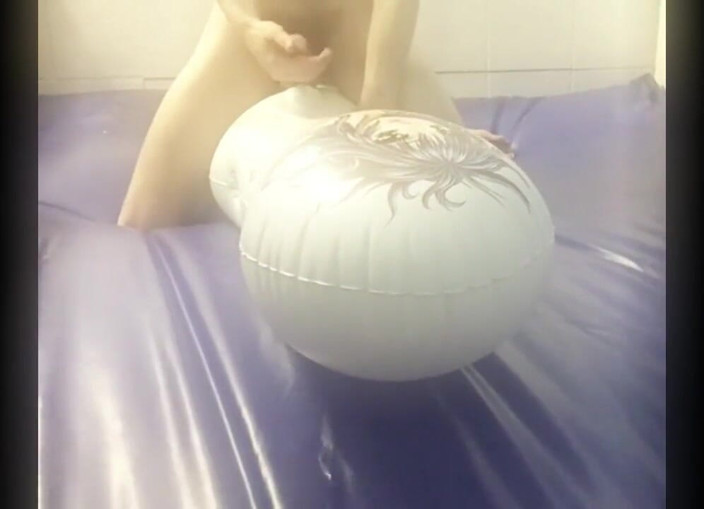 Aussie bi boy: Mengongkek bantal Cinta Asuka di pancutan air