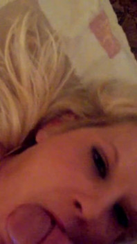 Rubia disfrutando de la polla de su hombre