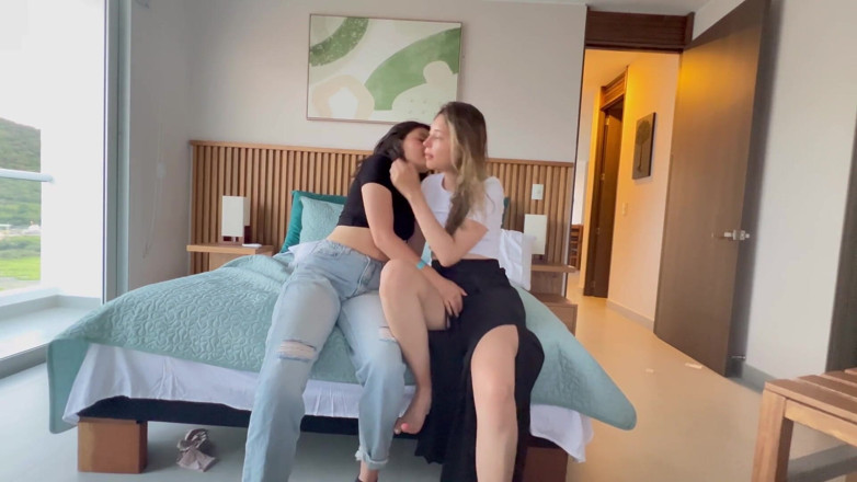 scarlettandc: Due lesbiche scopano per molte ore