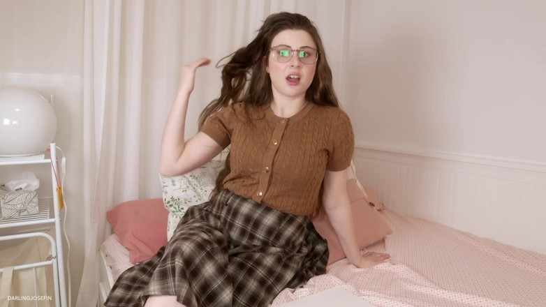 Darling Josefin: クラスメイトたちがボディスワップのセックスシーンをリハーサル!