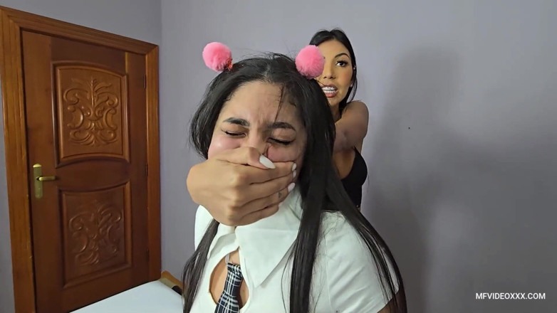 MF Dominance: Manos grandes apretando la cara