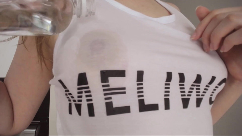 Emily Bee: Video molto bagnato