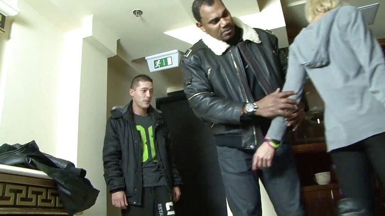 Fuck And Go: Młody mąż patrzy na swoją niewierną żonę ruchającą się z czarnym...