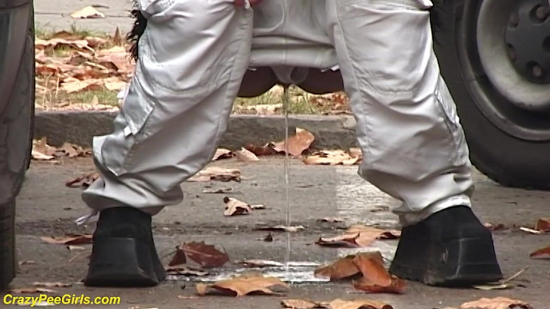 Crazy pee girls: Girl peeing between the cars