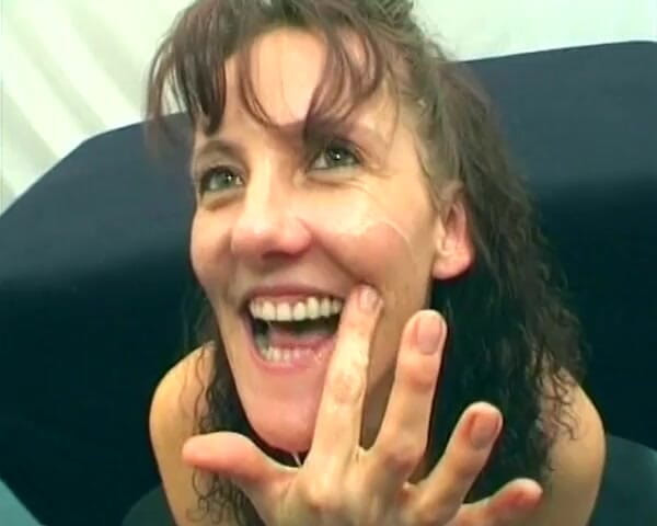 Deutsche Frauen: Top-class German Stepmom Swallows a Huge Load of Cum in...
