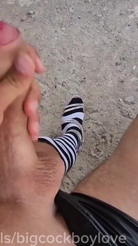 O curvă nerușinată cu o pulă mare se fute pe un șantier chiar pe tocurile ei înalte fără prezervativ, o mulțime de spermă
