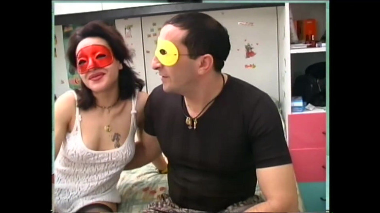 MILF still slut: Amatérská představení ve společných domech